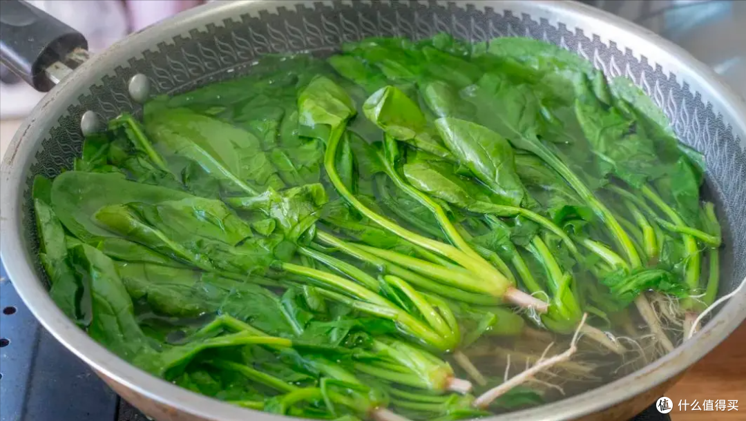 这6种菜不焯水等于在“吃毒”，记得告诉家人，很多人都做错了！