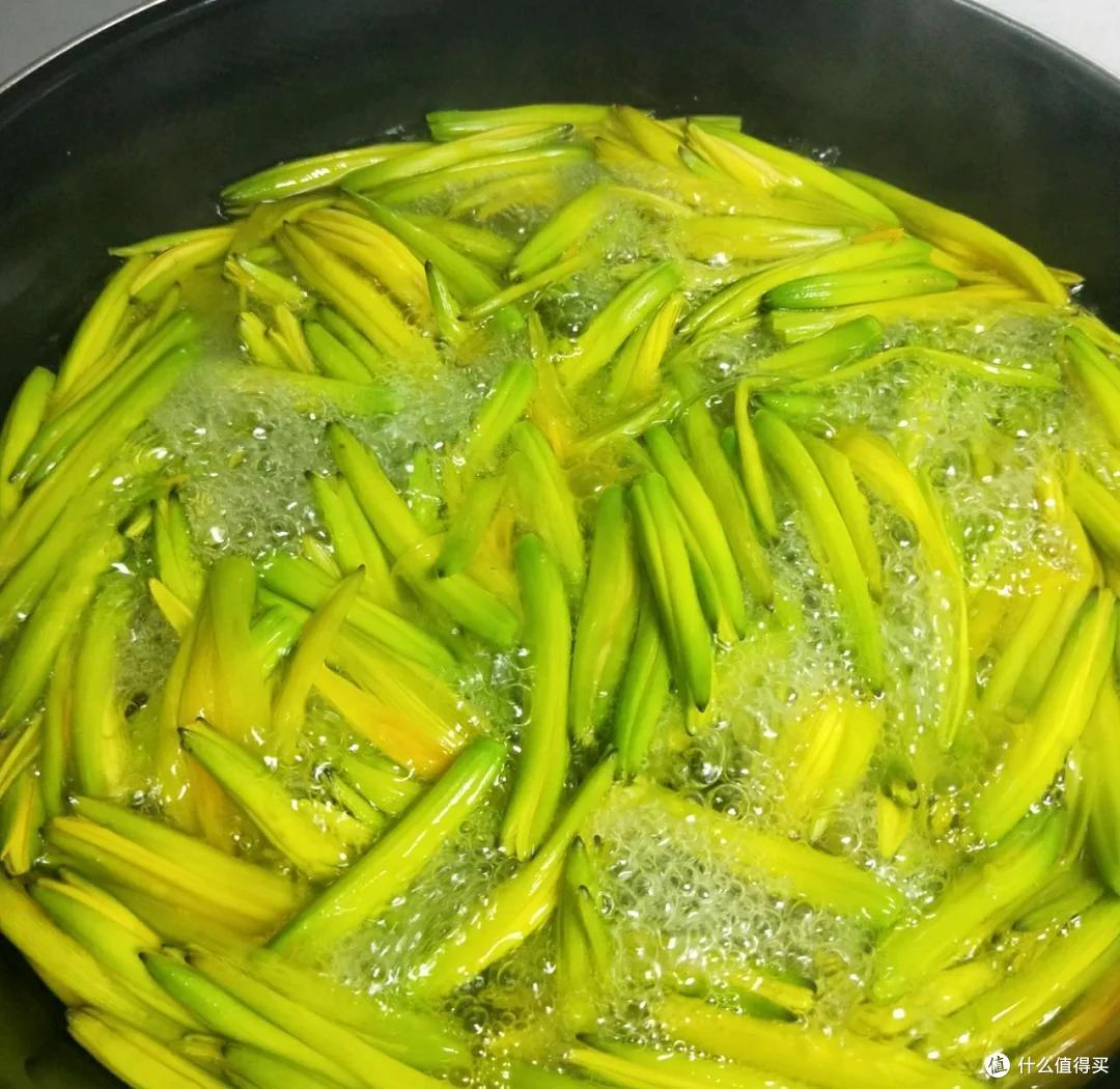 这6种菜不焯水等于在“吃毒”，记得告诉家人，很多人都做错了！