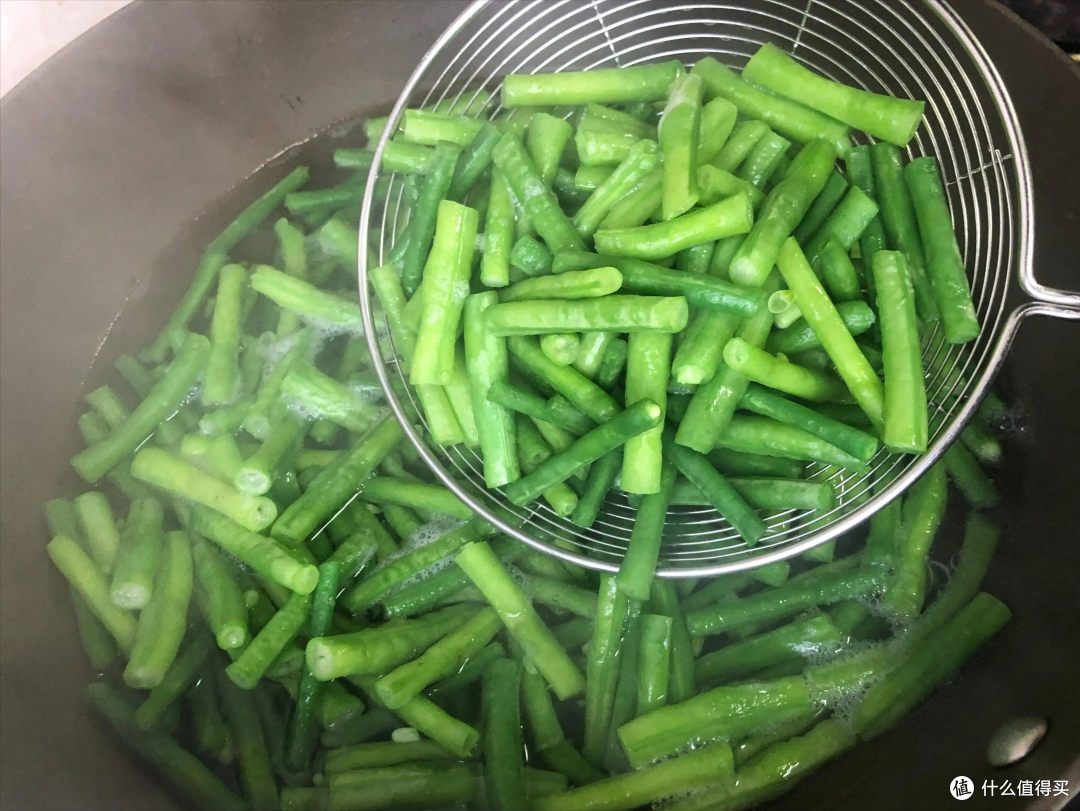 这6种菜不焯水等于在“吃毒”，记得告诉家人，很多人都做错了！