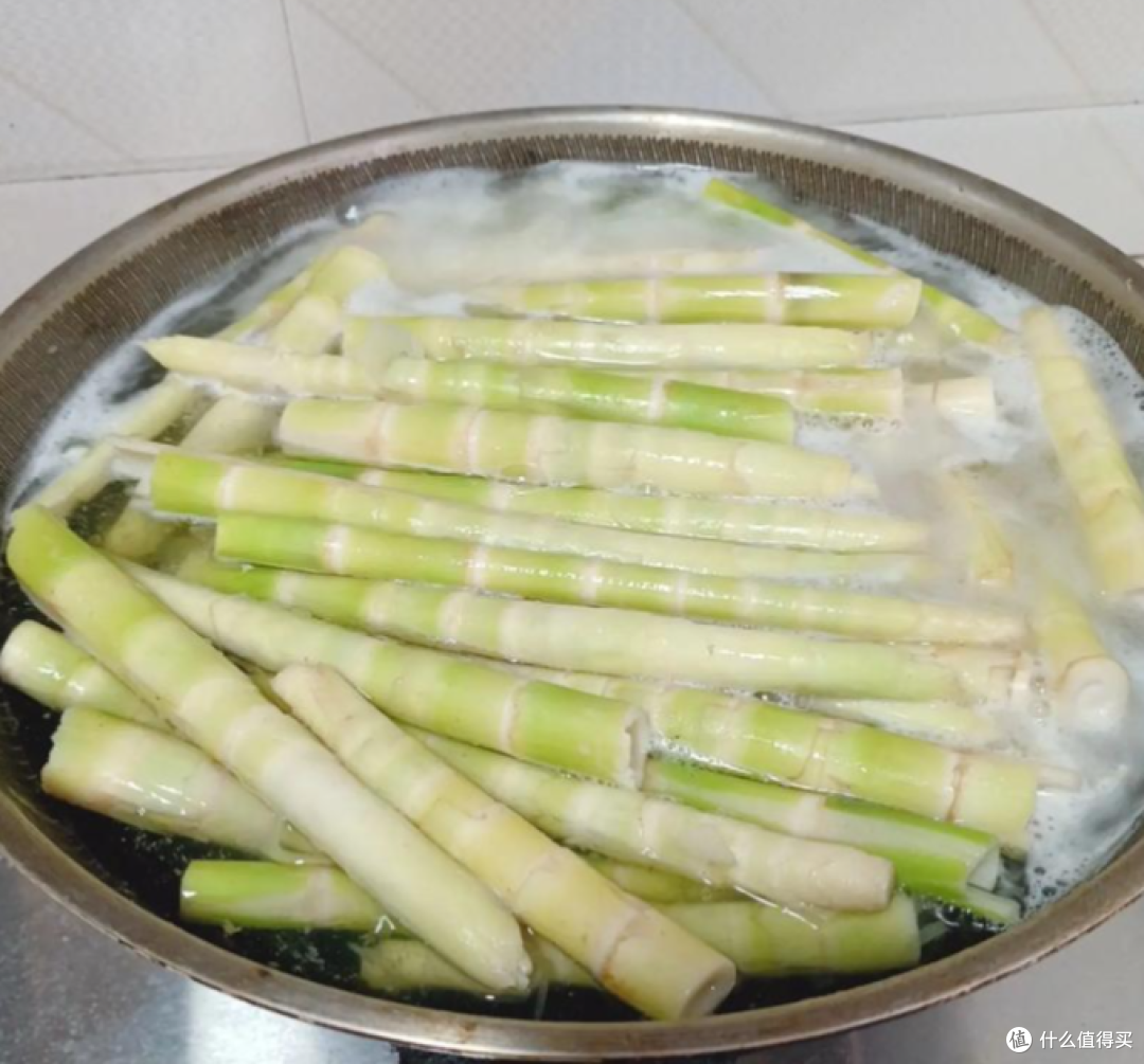这6种菜不焯水等于在“吃毒”，记得告诉家人，很多人都做错了！