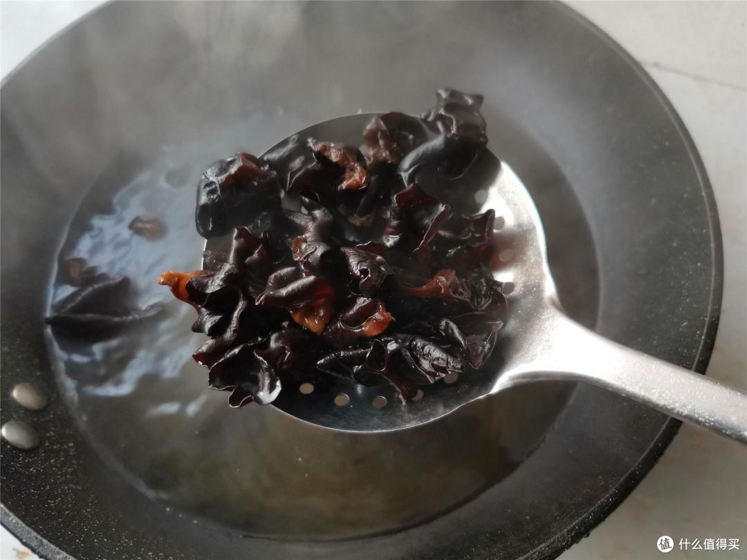 这6种菜不焯水等于在“吃毒”，记得告诉家人，很多人都做错了！
