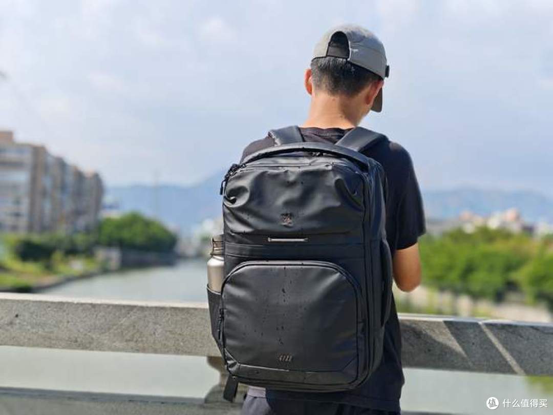 光影行星拓界双肩包:科技与美学的出行革命