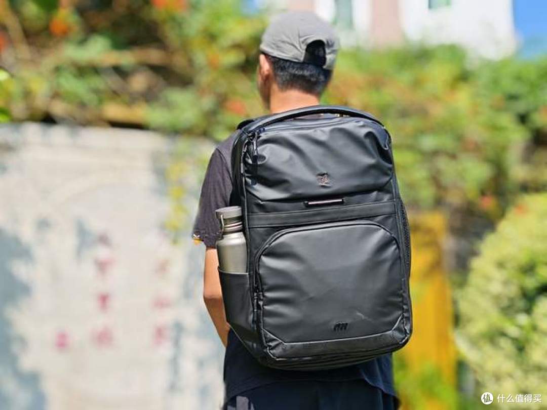 光影行星拓界双肩包:科技与美学的出行革命