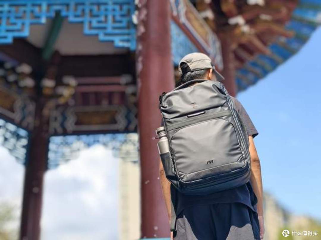 光影行星拓界双肩包:科技与美学的出行革命