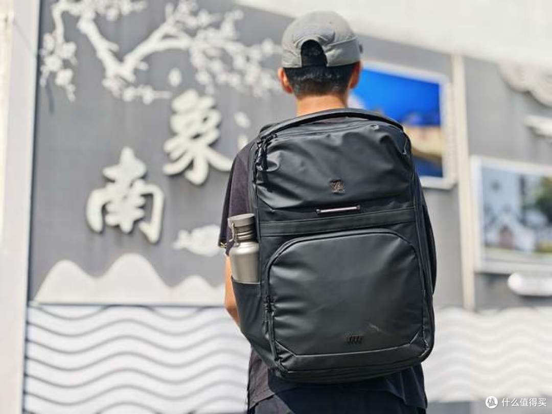 光影行星拓界双肩包:科技与美学的出行革命