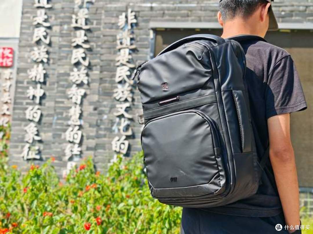 光影行星拓界双肩包:科技与美学的出行革命