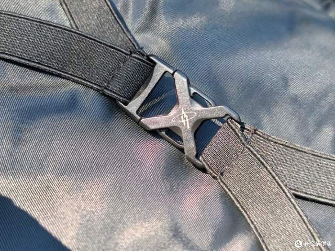 光影行星拓界双肩包:科技与美学的出行革命