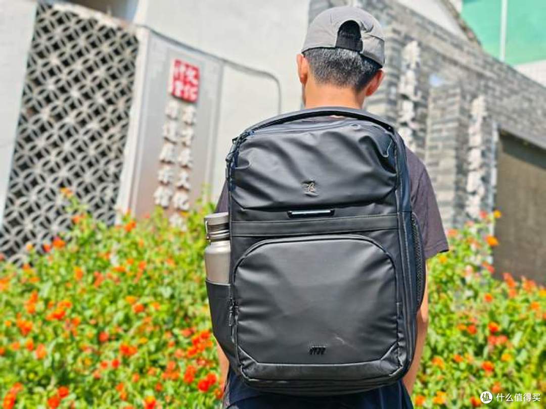 光影行星拓界双肩包:科技与美学的出行革命