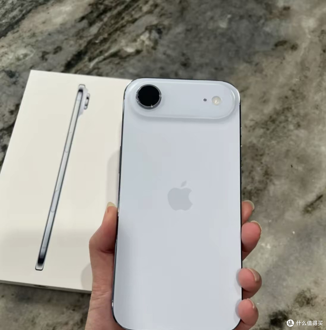 iPhone Air上手感受:特别轻薄手感好,但两个缺点挺纠结!