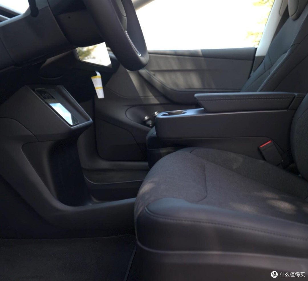 北美发售!丐版特斯拉Model Y:减配到“勉强能用”,定价没诚意