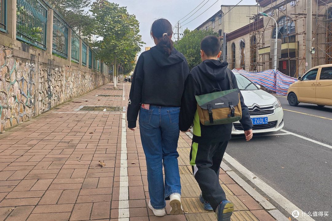 9岁娃背疯了!魔鬼猫邮差包颜值抗打,磁吸一盖就走,妈妈少操心