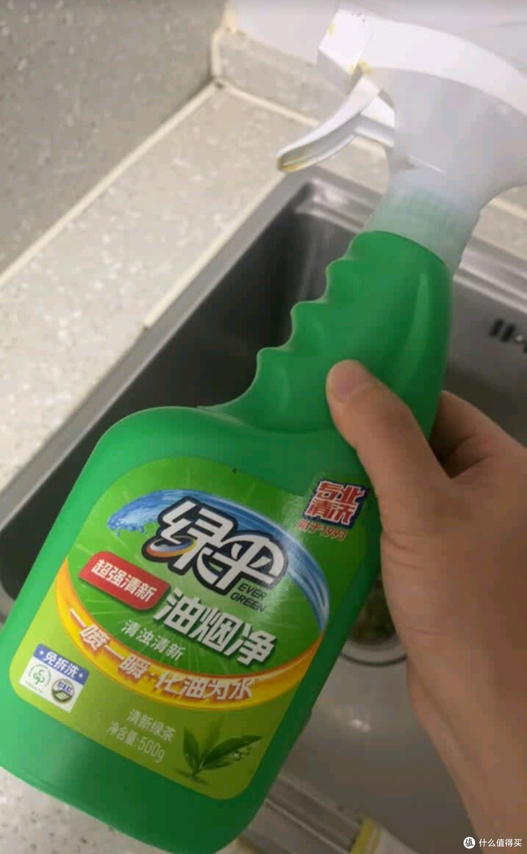 厨房清洁救星:绿伞绿茶油烟净让我告别油污烦恼