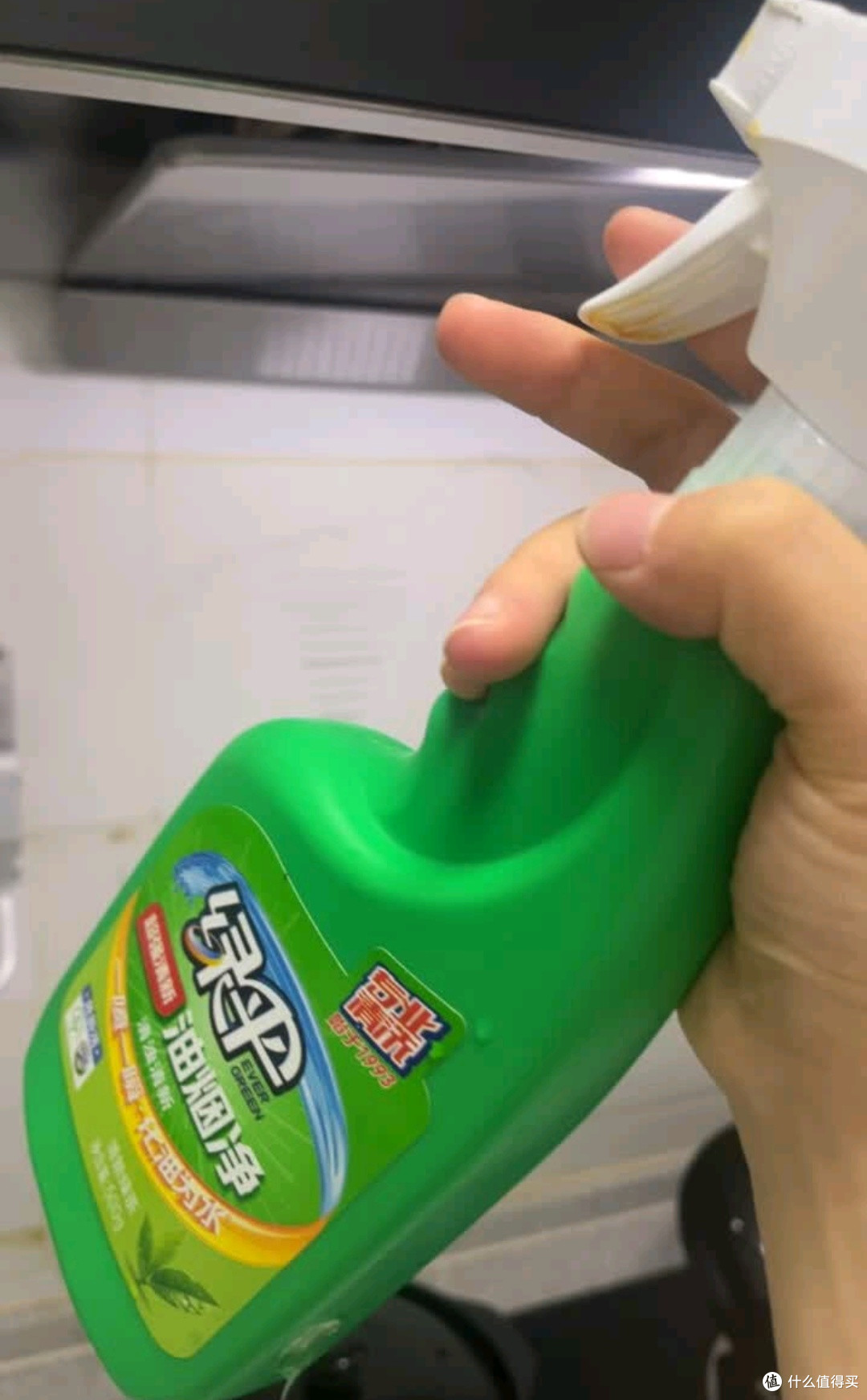 厨房清洁救星:绿伞绿茶油烟净让我告别油污烦恼