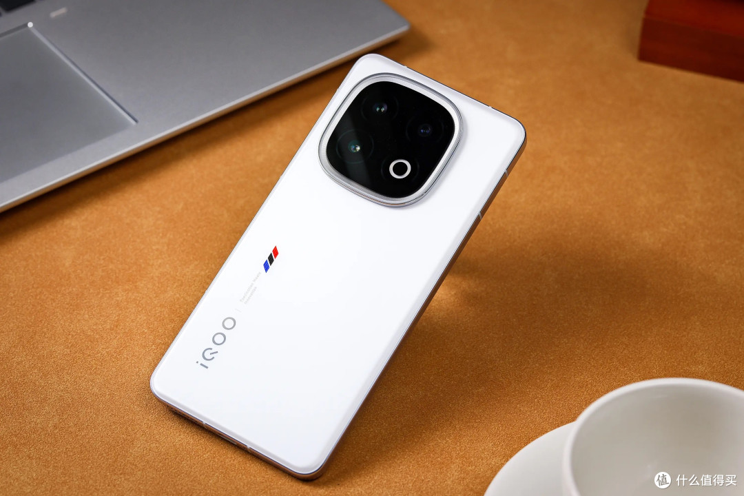 iQOO 15:不止于电竞,更是全能旗舰的新答案!