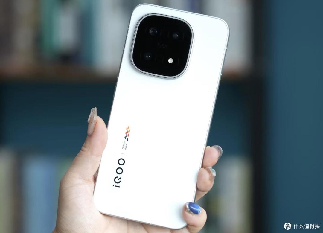 iQOO 15正式发布,号称最强电竞手机,这价格简直不讲武德!