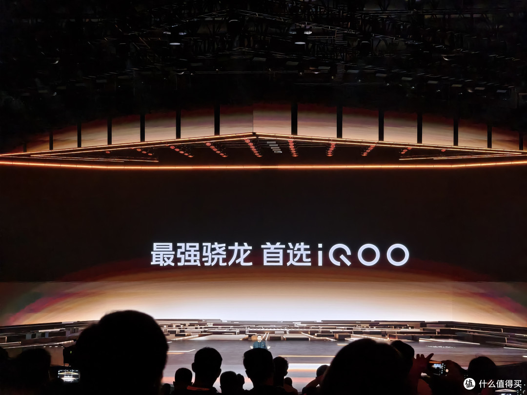 2K珠峰屏+顶级性能!iQOO 15发布,还有Pad和TWS耳机