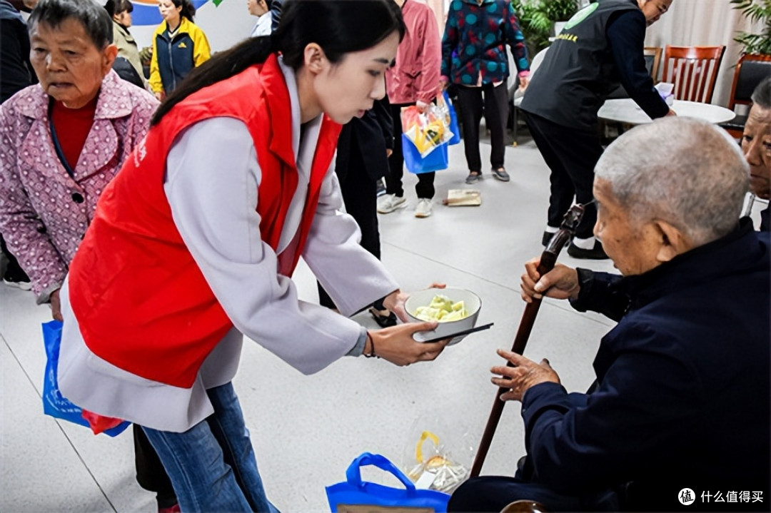江苏泰州:爱心汇聚永安敬老院 重阳未至美德善暖先行