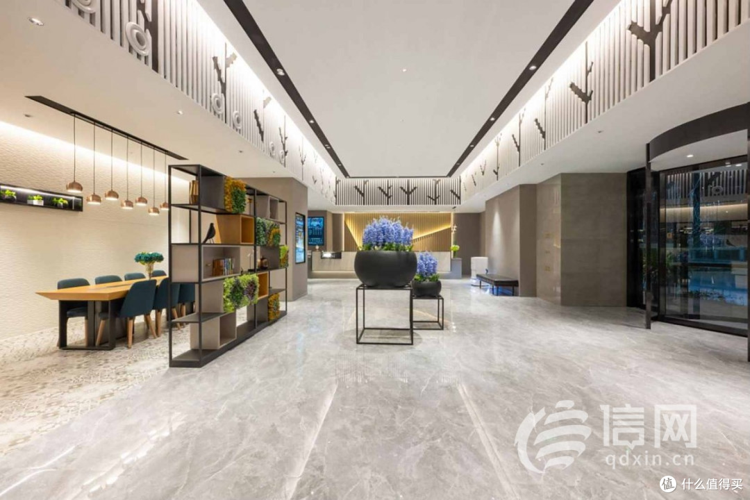 老人在如家酒店摔骨折索赔5万元 店长：她穿高跟鞋，别人都没摔
