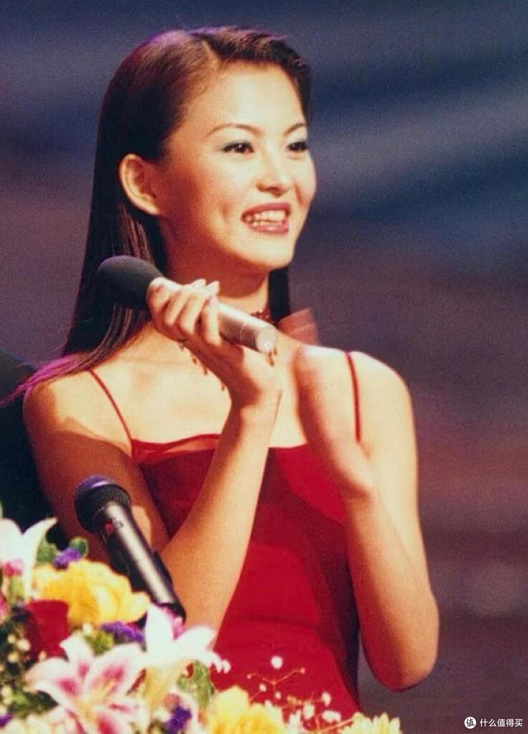 李湘一身红被嘲“胖出圈”?对比20年前的她,才懂什么叫高级美!