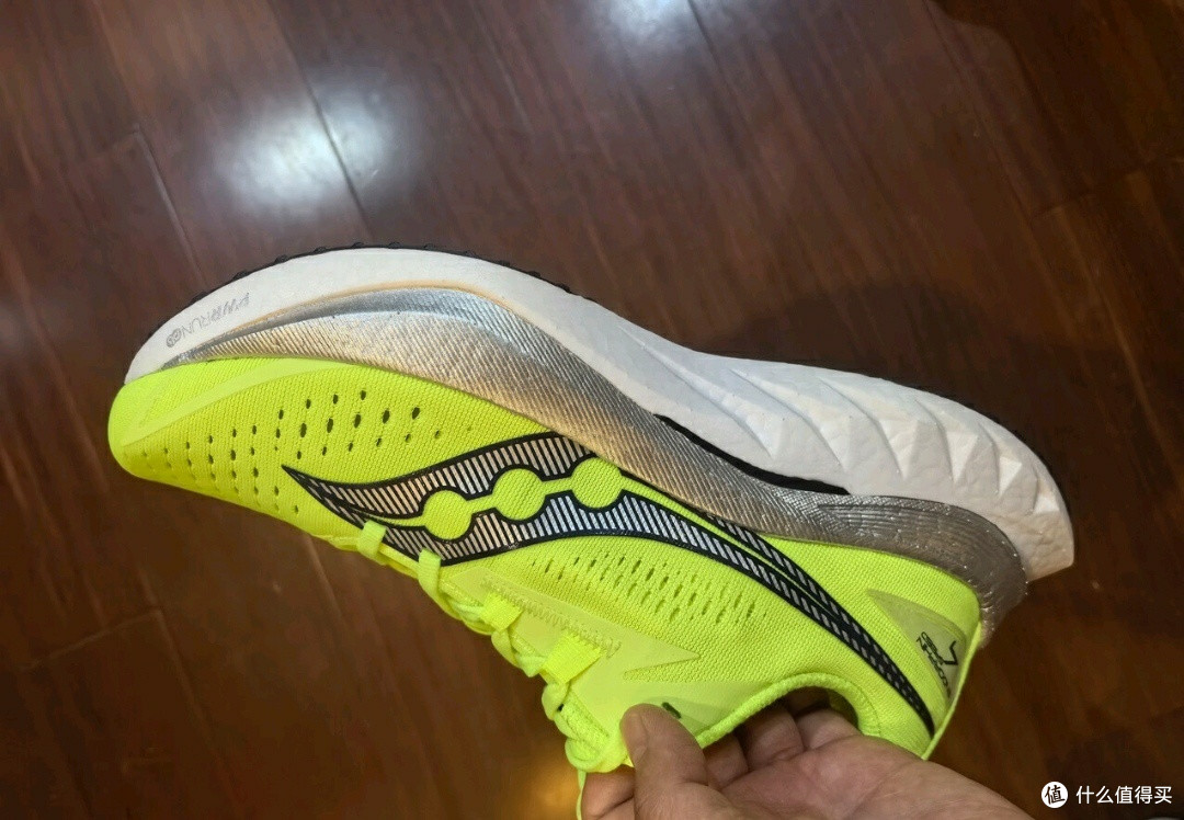 Saucony啡速4：男款缓震跑鞋