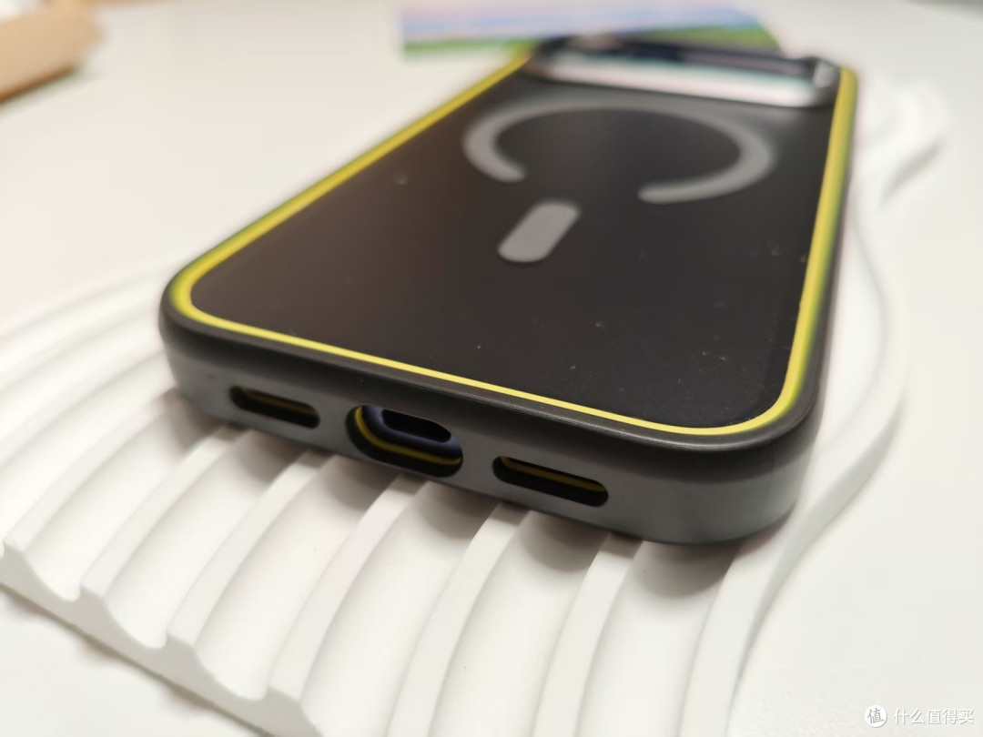 奥海 P4U黑科技材料手机壳，给iPhone17 Pro Max安排的新皮肤