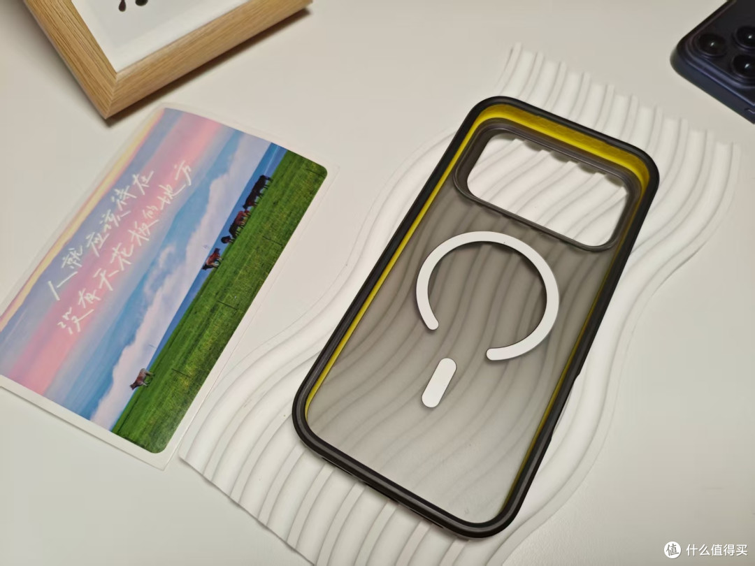 奥海 P4U黑科技材料手机壳，给iPhone17 Pro Max安排的新皮肤