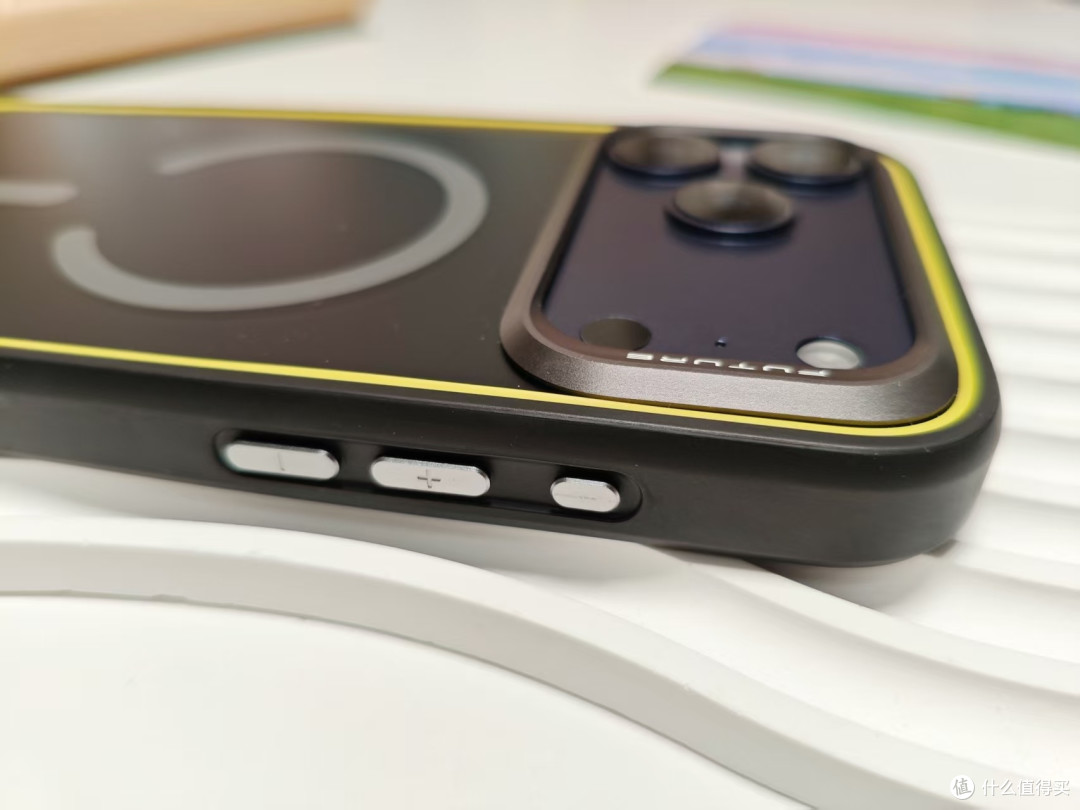 奥海 P4U黑科技材料手机壳，给iPhone17 Pro Max安排的新皮肤