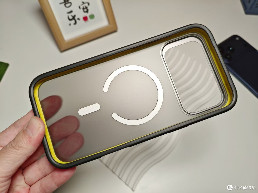 奥海 P4U黑科技材料手机壳，给iPhone17 Pro Max安排的新皮肤