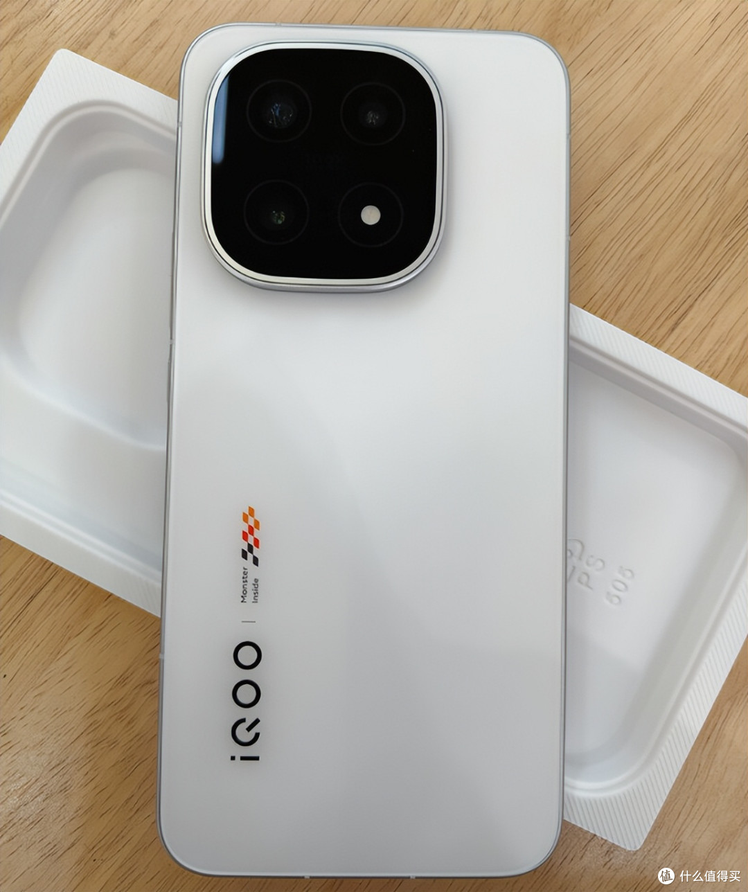 iQOO 15这家伙,没有Pro名头,却有Pro的实力