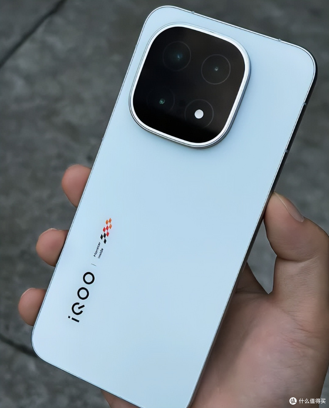 iQOO 15这家伙,没有Pro名头,却有Pro的实力