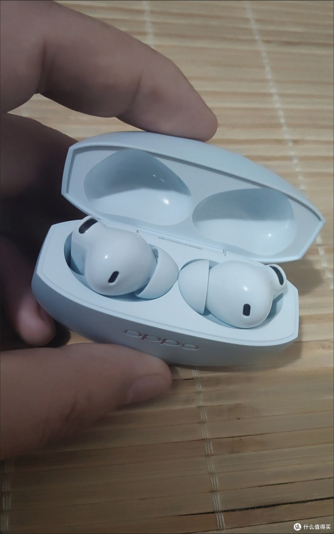 轻巧便携,OPPO Enco Air4 Pro 晨曦白体验