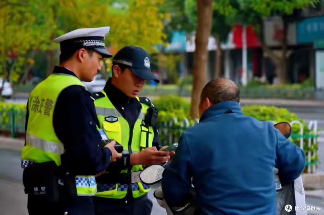 电动车禁用挡风被，多个替代品出现，更安全不怕查！网友：太机智