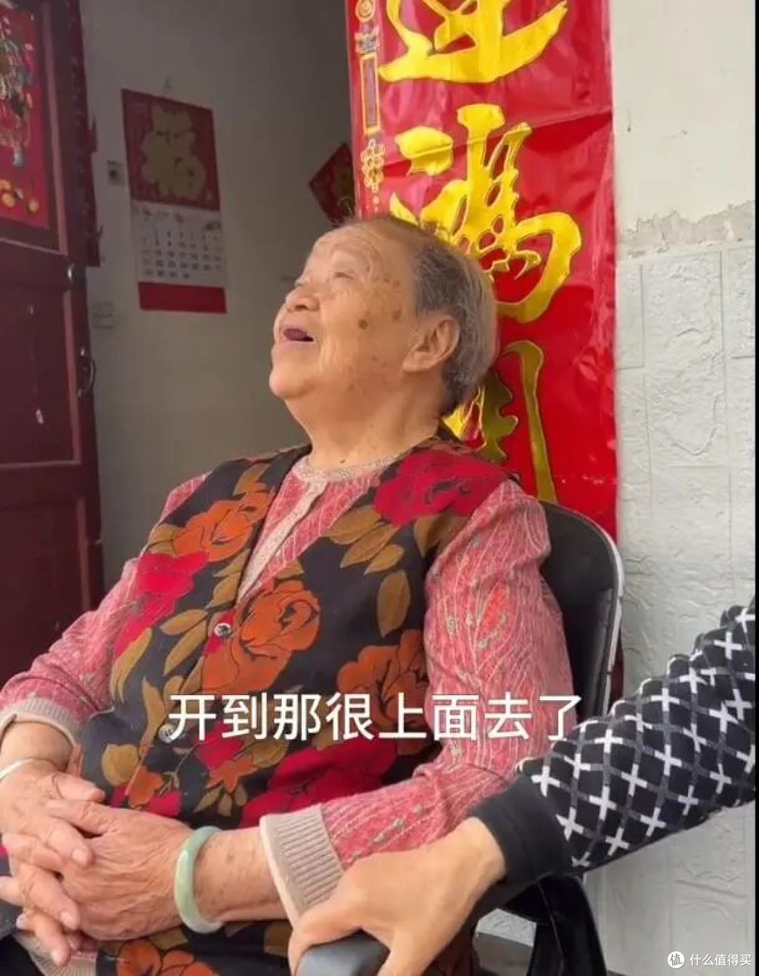 成都一88岁婆婆,因 “10年养出紫藤萝瀑布”走红,网友:美哭了