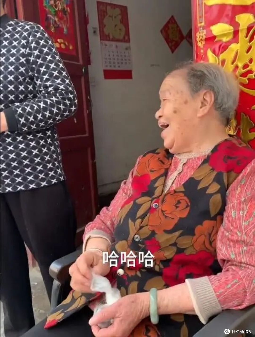 成都一88岁婆婆,因 “10年养出紫藤萝瀑布”走红,网友:美哭了