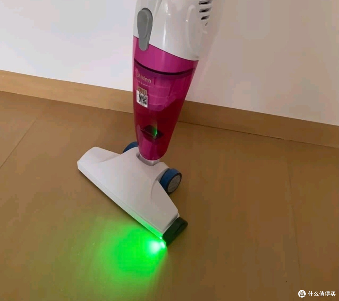 美的Q2无线吸尘器：强劲吸力与便捷设计