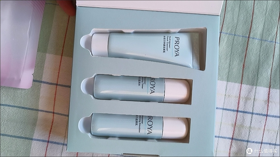 珀莱雅密集保湿水乳,解决秋冬卡粉问题