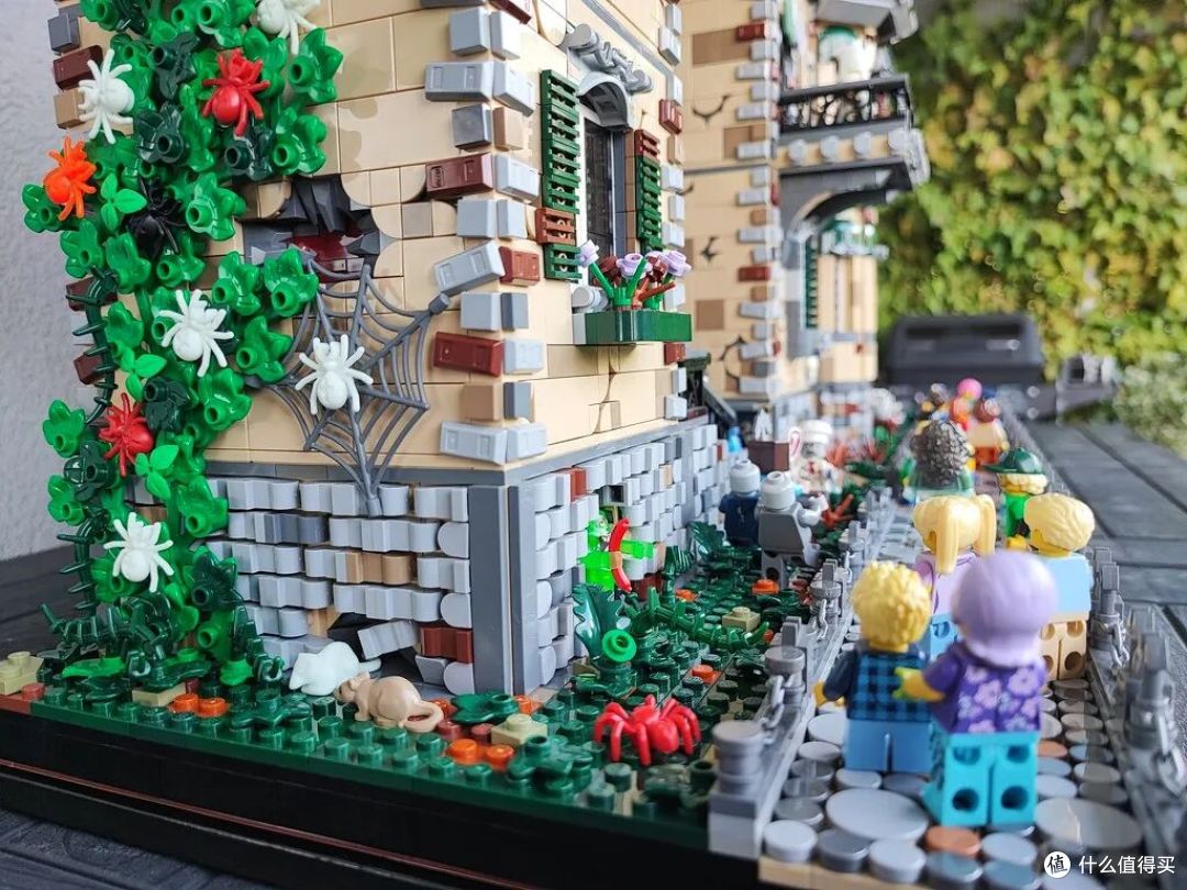 六年打磨，这座由超25000块积木组成的“鬼屋”简直惊魂绝美！_拼插积木_什么值得买