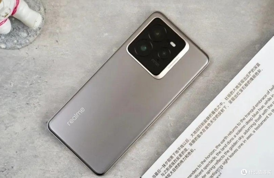 realme GT7 Pro直降1000元,老旗舰比新“缩水机”香太多