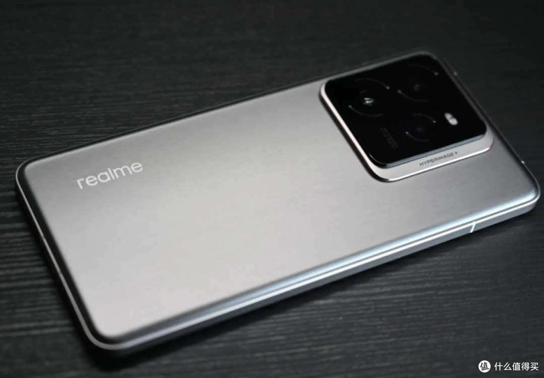 realme GT7 Pro直降1000元,老旗舰比新“缩水机”香太多