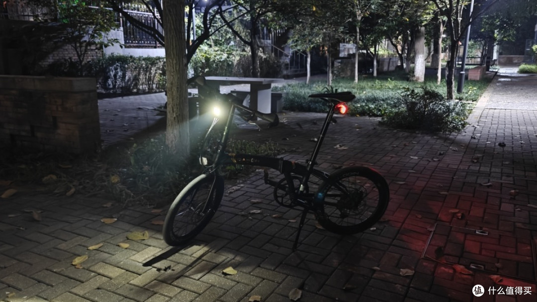 告别繁琐!迈极炫CBL 1600PRO:吊装磁吸+高亮度,夜晚骑行本命前灯