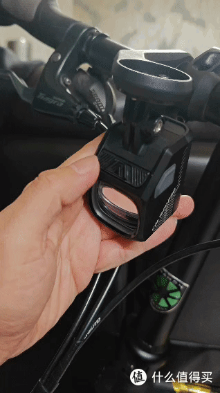告别繁琐!迈极炫CBL 1600PRO:吊装磁吸+高亮度,夜晚骑行本命前灯