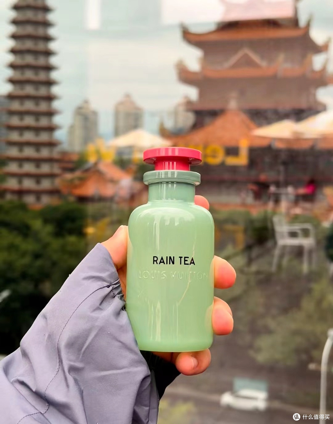 LV 中国之旅限定香水「茶瀑Rain Tea」：把江南雨巷穿在身上的味道_女士