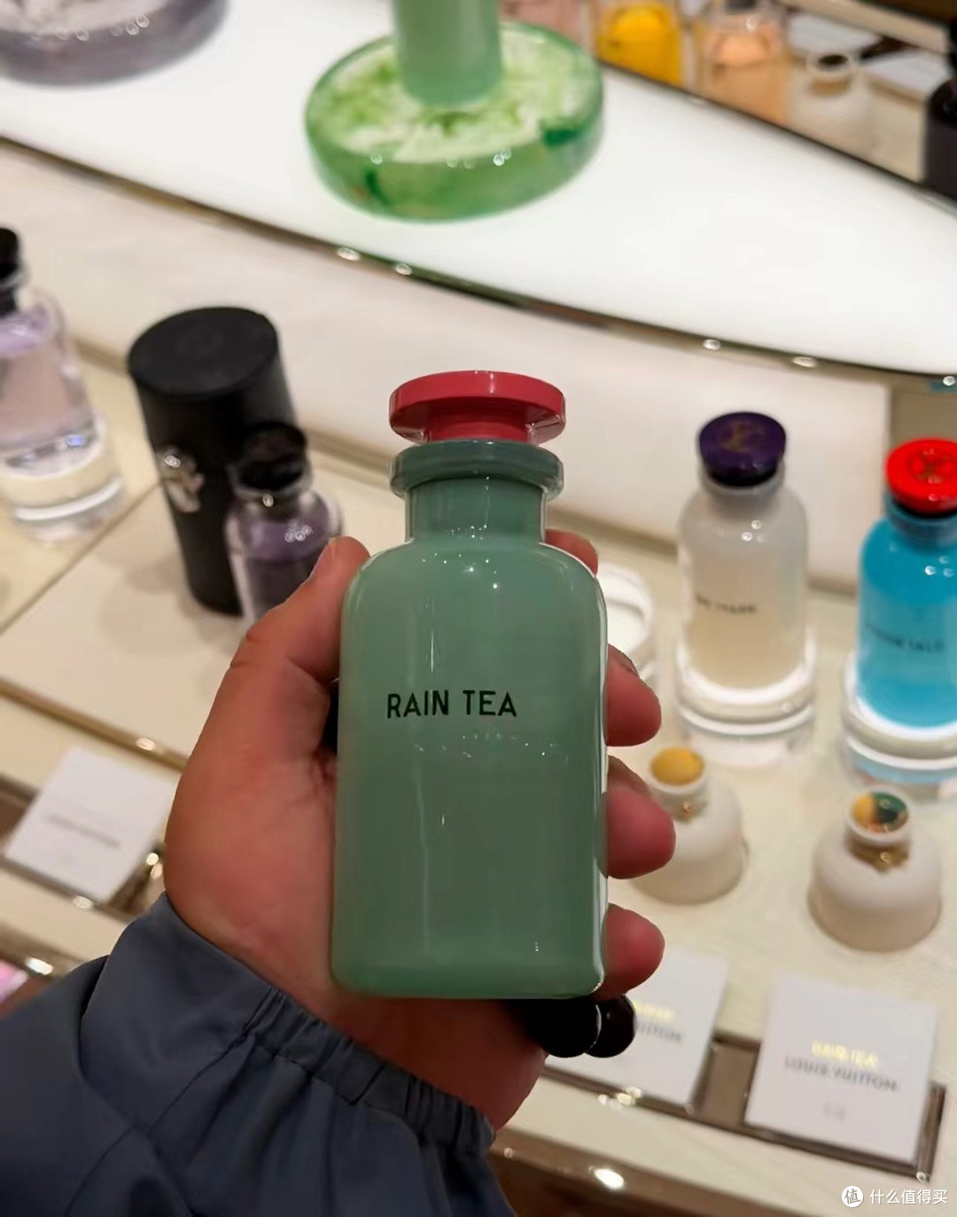 LV 中国之旅限定香水「茶瀑Rain Tea」：把江南雨巷穿在身上的味道_女士