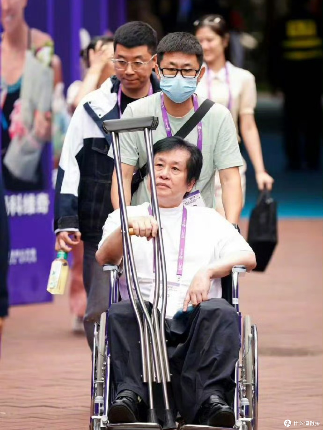 25公分!郑智化“连滚带爬”登机,深圳机场道歉引爆热搜!