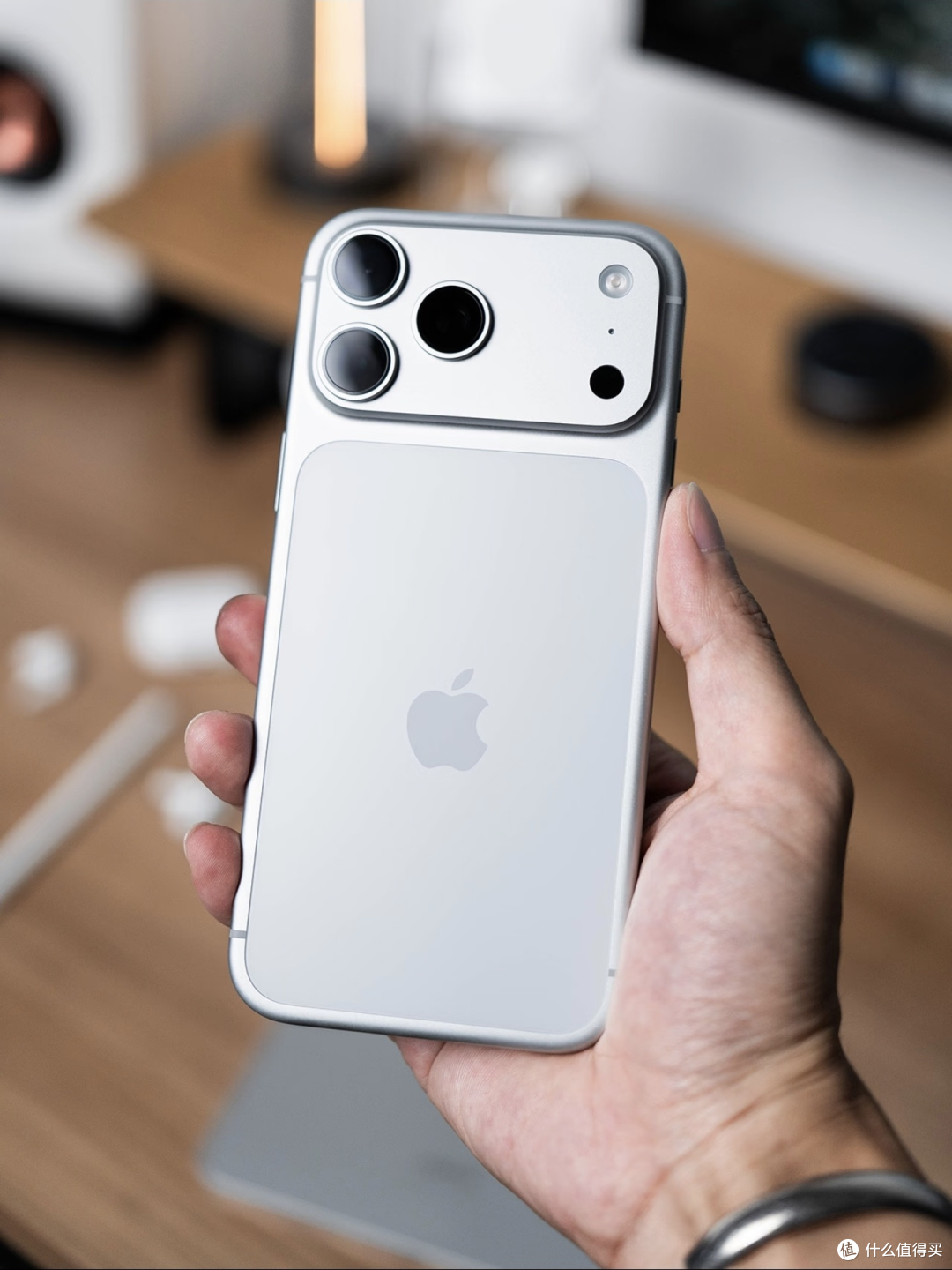 上手iPhone 17 Pro Max银色版:熟悉质感里藏着三重惊喜