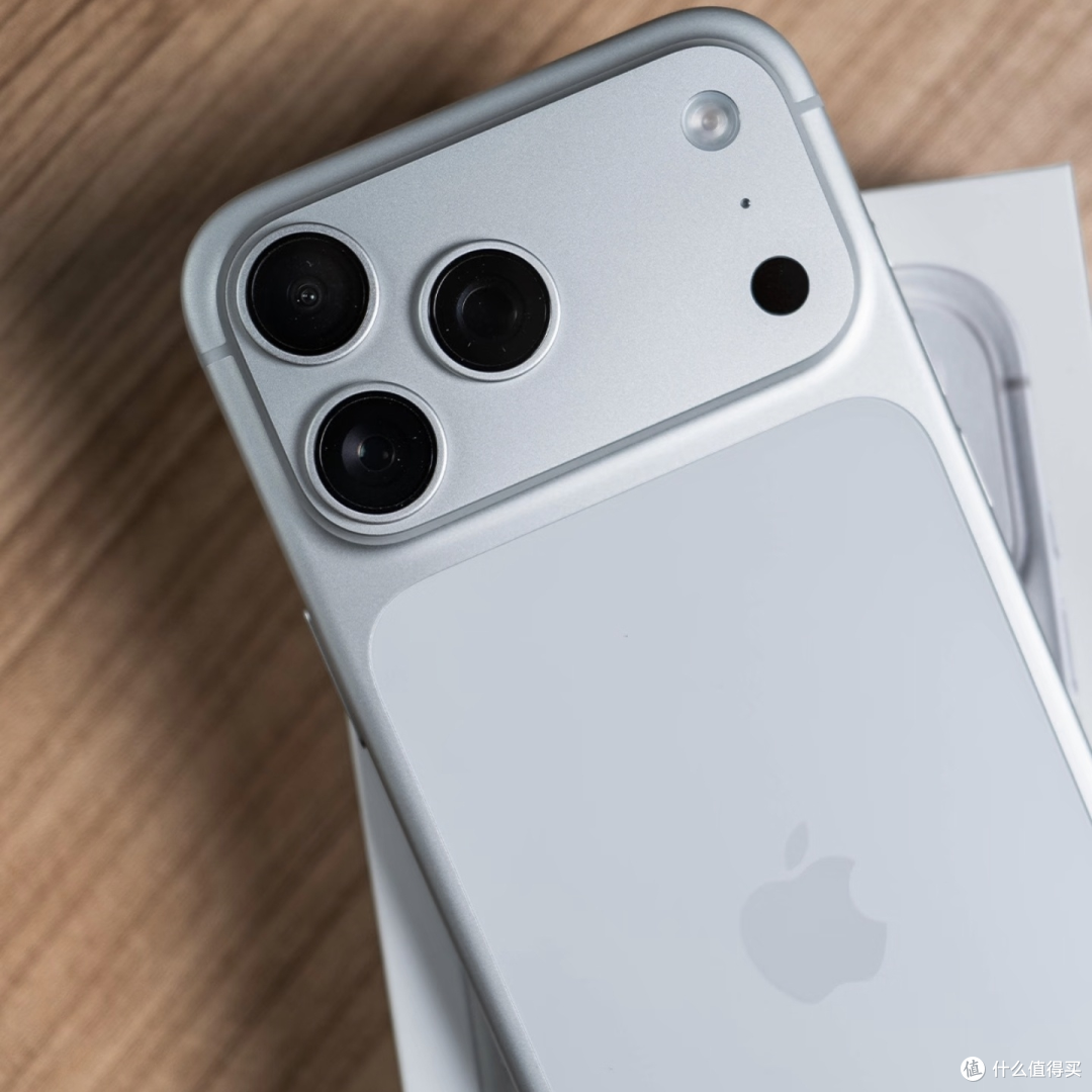 上手iPhone 17 Pro Max银色版:熟悉质感里藏着三重惊喜