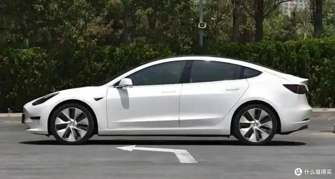 特斯拉品牌光环与丐版配置的博弈，科技信仰与实用主义的拉锯战