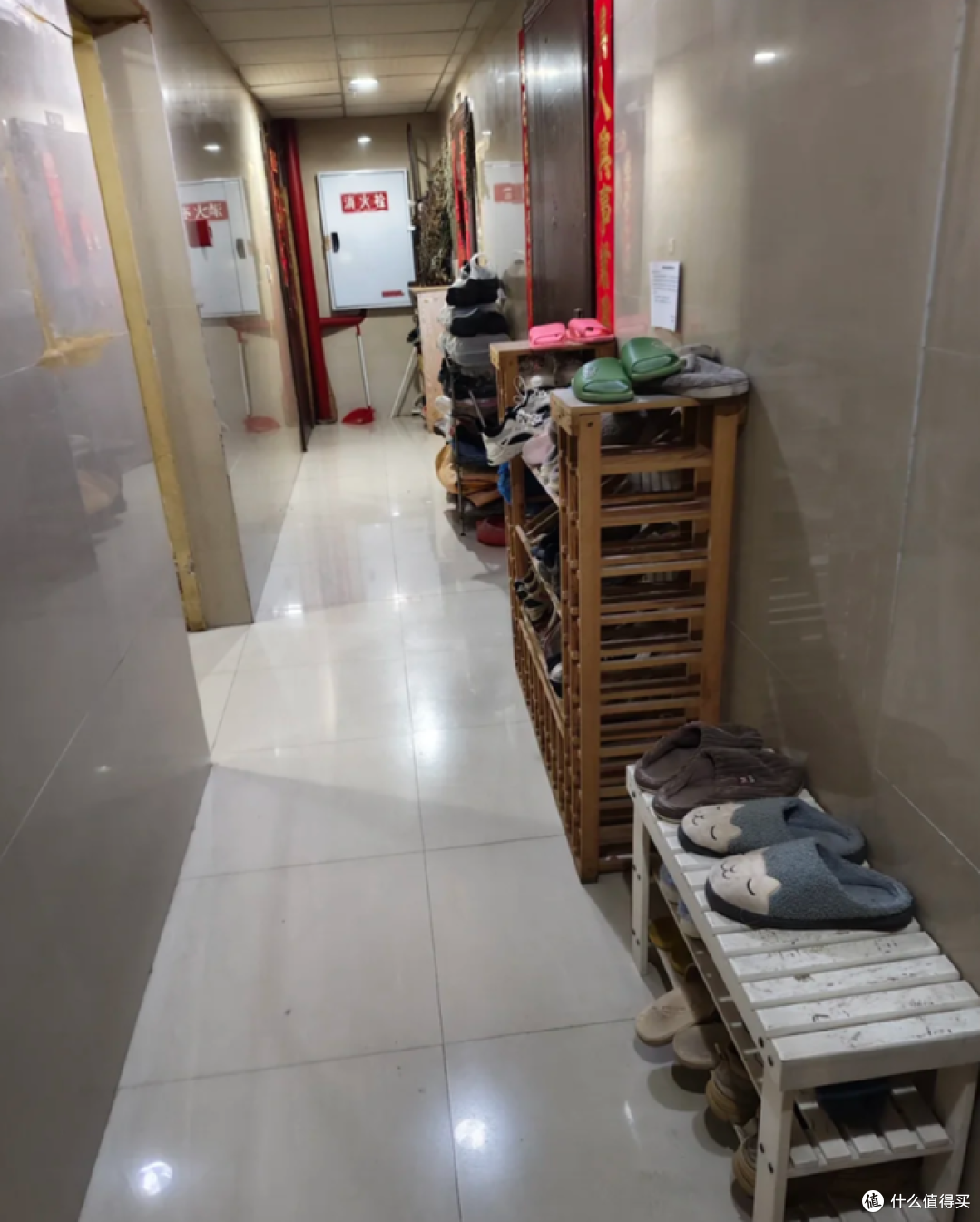 奇葩邻居占用过道做鞋柜,看看网友的这一波操作,干得漂亮!
