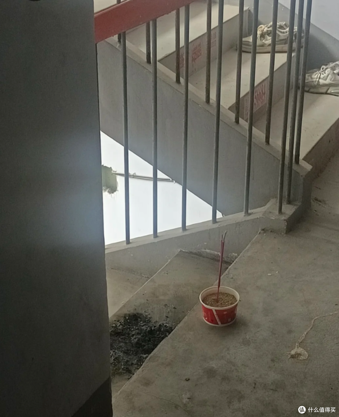 奇葩邻居占用过道做鞋柜,看看网友的这一波操作,干得漂亮!