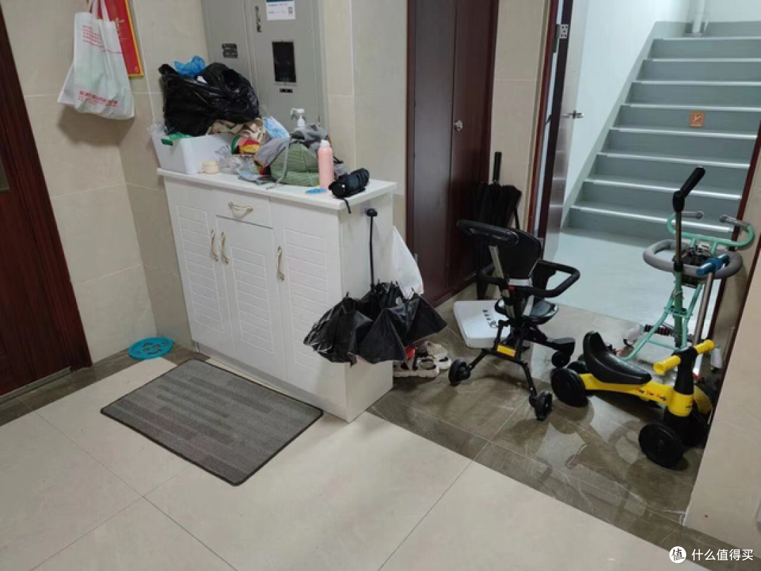 奇葩邻居占用过道做鞋柜,看看网友的这一波操作,干得漂亮!